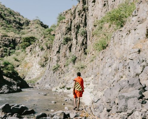 Un guía masai le conducirá por el desfiladero hasta las espectaculares cascadas de Ngare Sero.