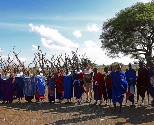 Su paquete Safari Tanzania y Zanzíbar le ofrece la actividad opcional de visitar una aldea tradicional masai en la zona de gestión de la fauna salvaje de Ikoma.