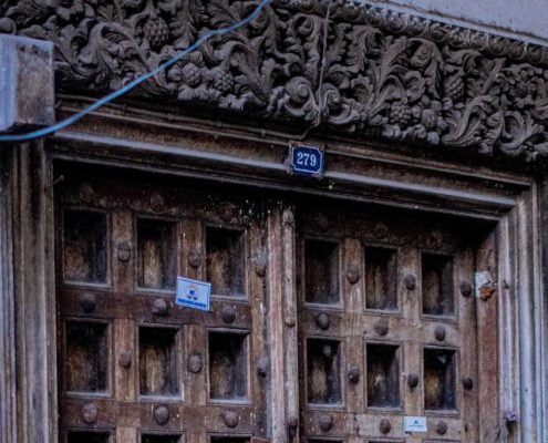 Una de las típicas puertas de madera de Stonetown, en Zanzíbar.