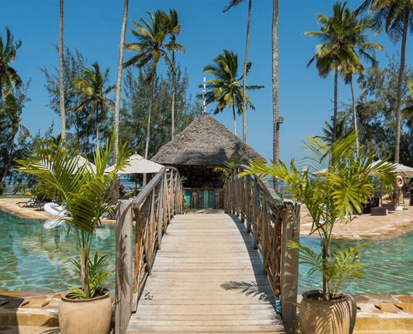 Un pequeño puente sobre la piscina del Zanzibar Bay Resort