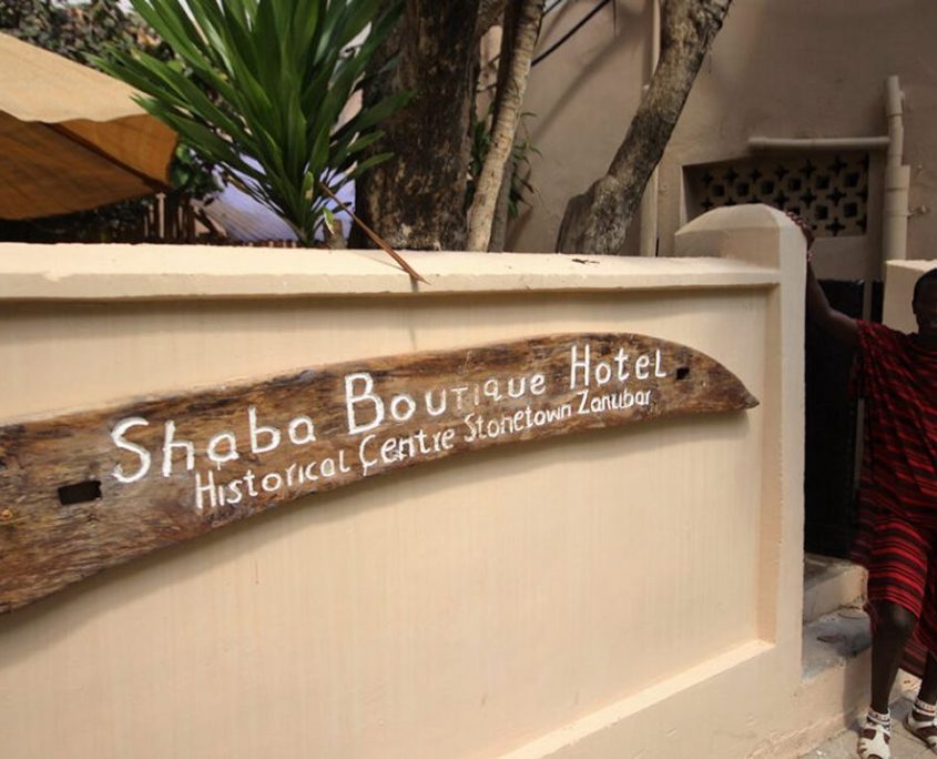 Entrada al Hotel Boutique Shaba en Stonetown Zanzíbar