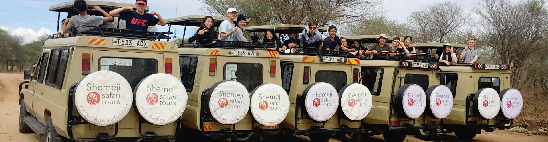 5 camiones de Shemeji Safari juntos en el monte