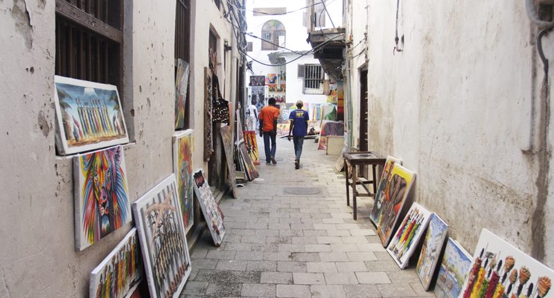 Puede comprar cuadros en pequeñas tiendas y apoyar a los artistas locales durante su excursión a Zanzíbar Stone Town.